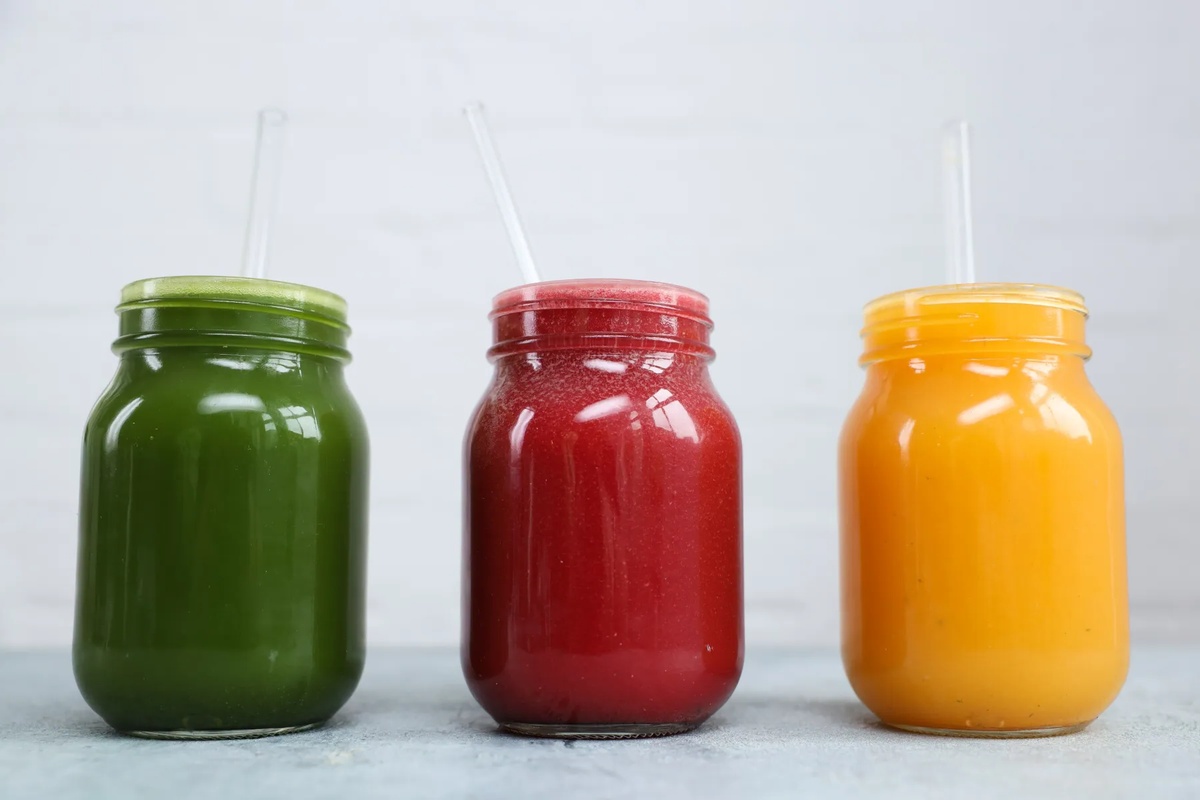 drei Gläser mit verschiedenen Säften - Saftkur machen