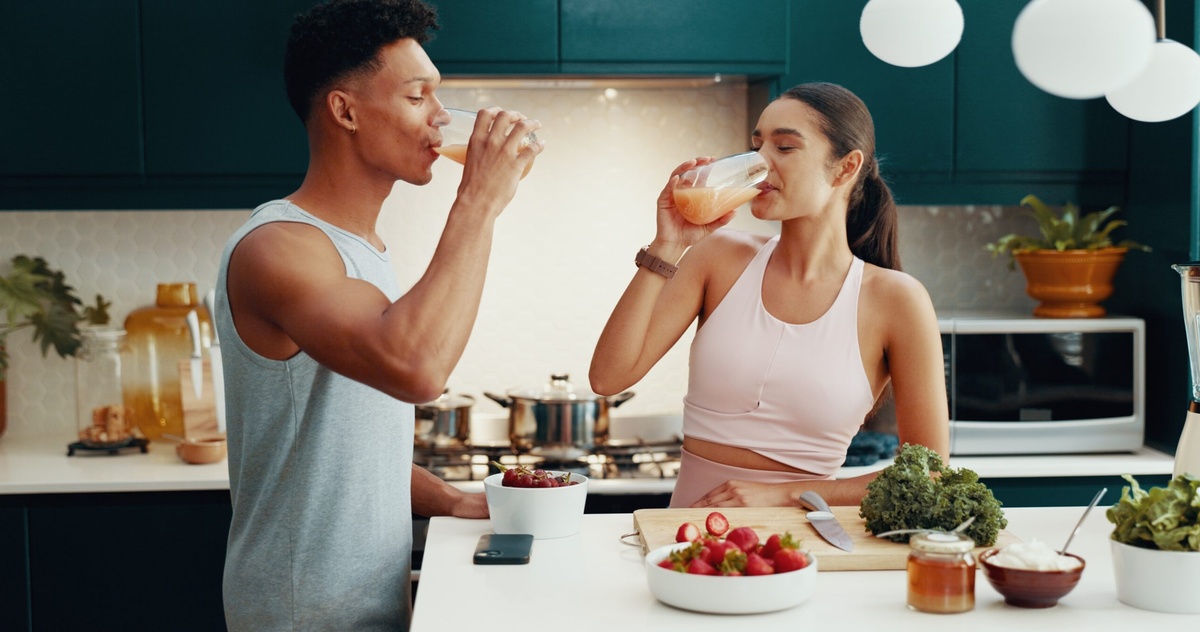 Saftfasten - Mann und Frau trinken frische Säfte