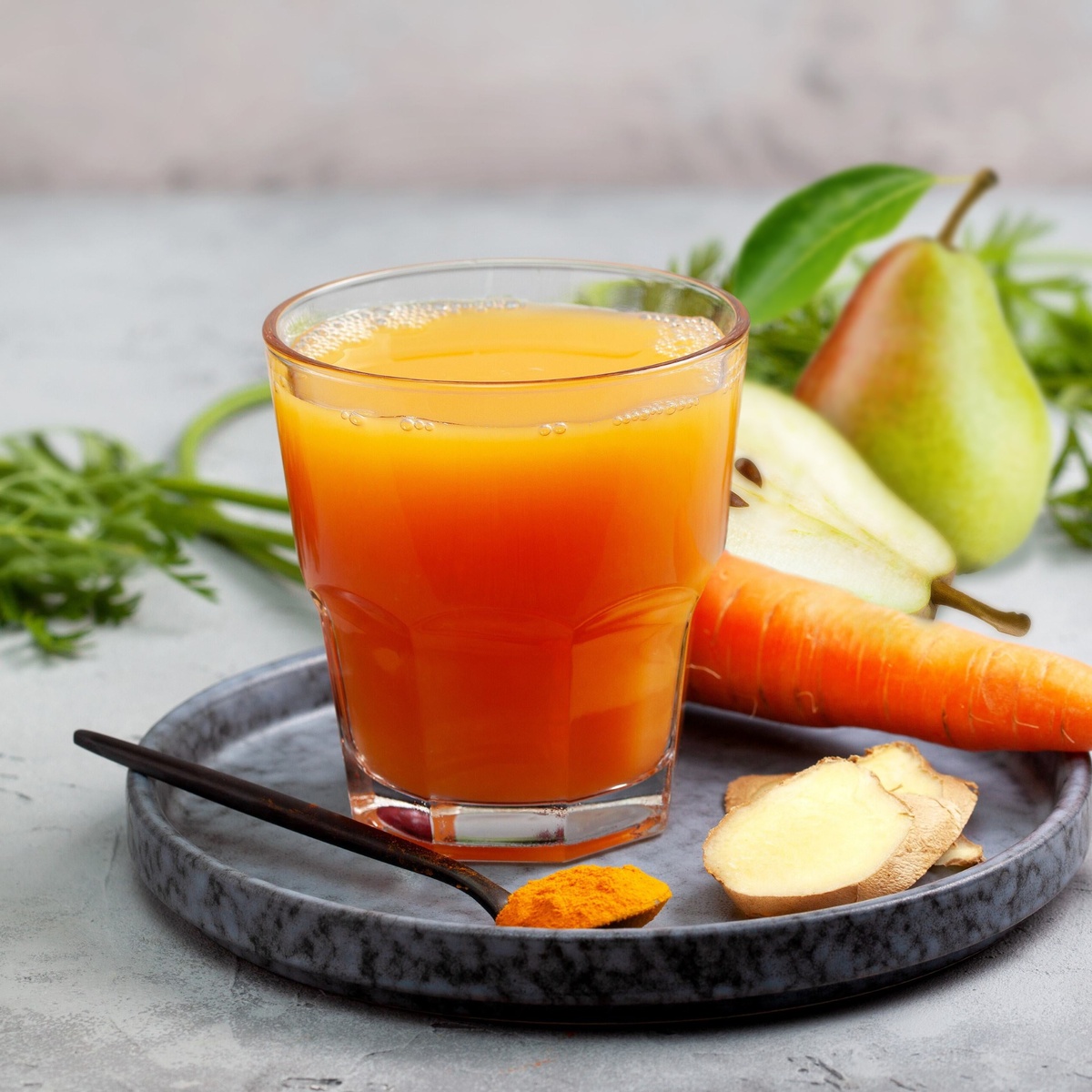 Karotten, Birnen und Ingwer zum Saft verarbeiten