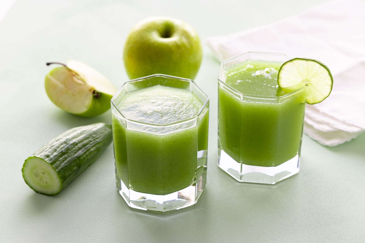 Gurken und grüne Äpfel zum Saft kombinieren