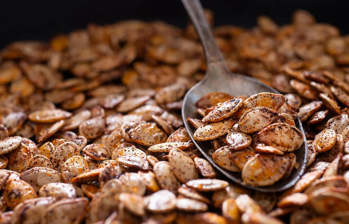 Kürbiskerne rösten auf dem Blech