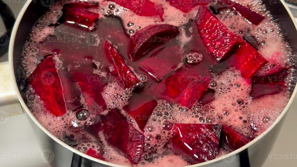 gekochte Rote Bete im Topf - gesund und kalorienarm 