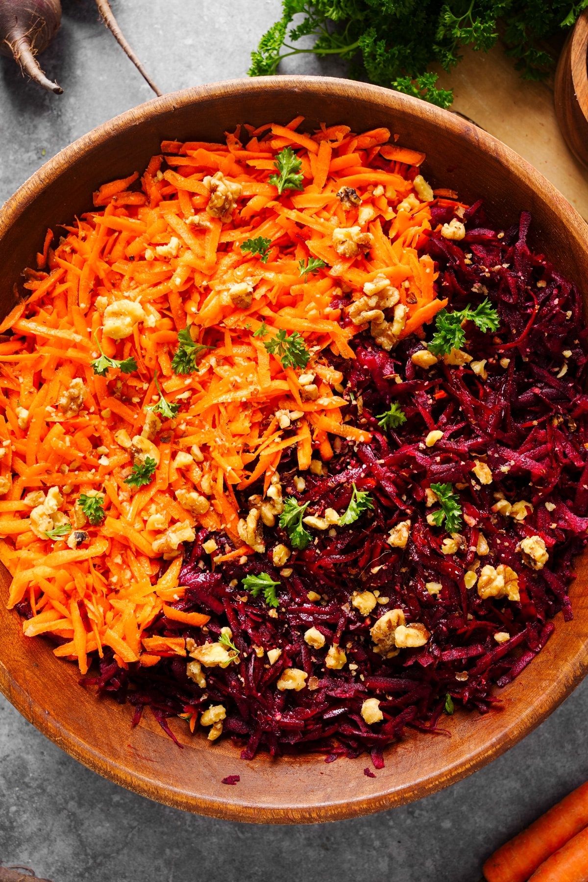 Klassischer Salat mit geriebener Roten Bete und Karotten 