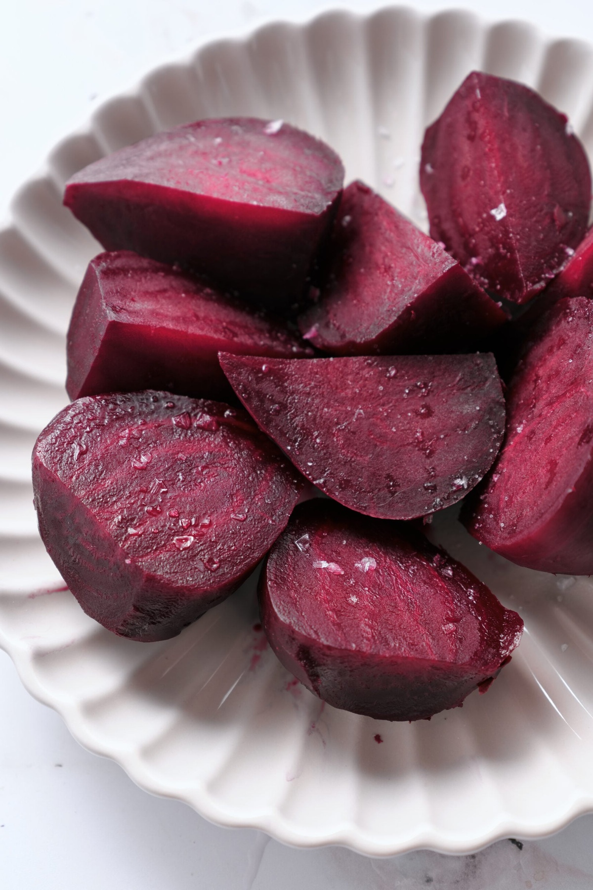 Rote Bete in Stücke geschnitten im Teller