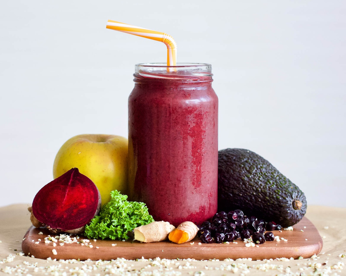 Rote Bete Saft im Glas kombiniert mit Apfel, Avocado und Beeren 