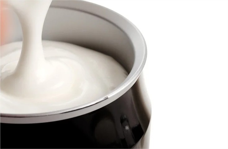 ein Milchaufschäumer zählt zu den Must-have Küchengeräten 