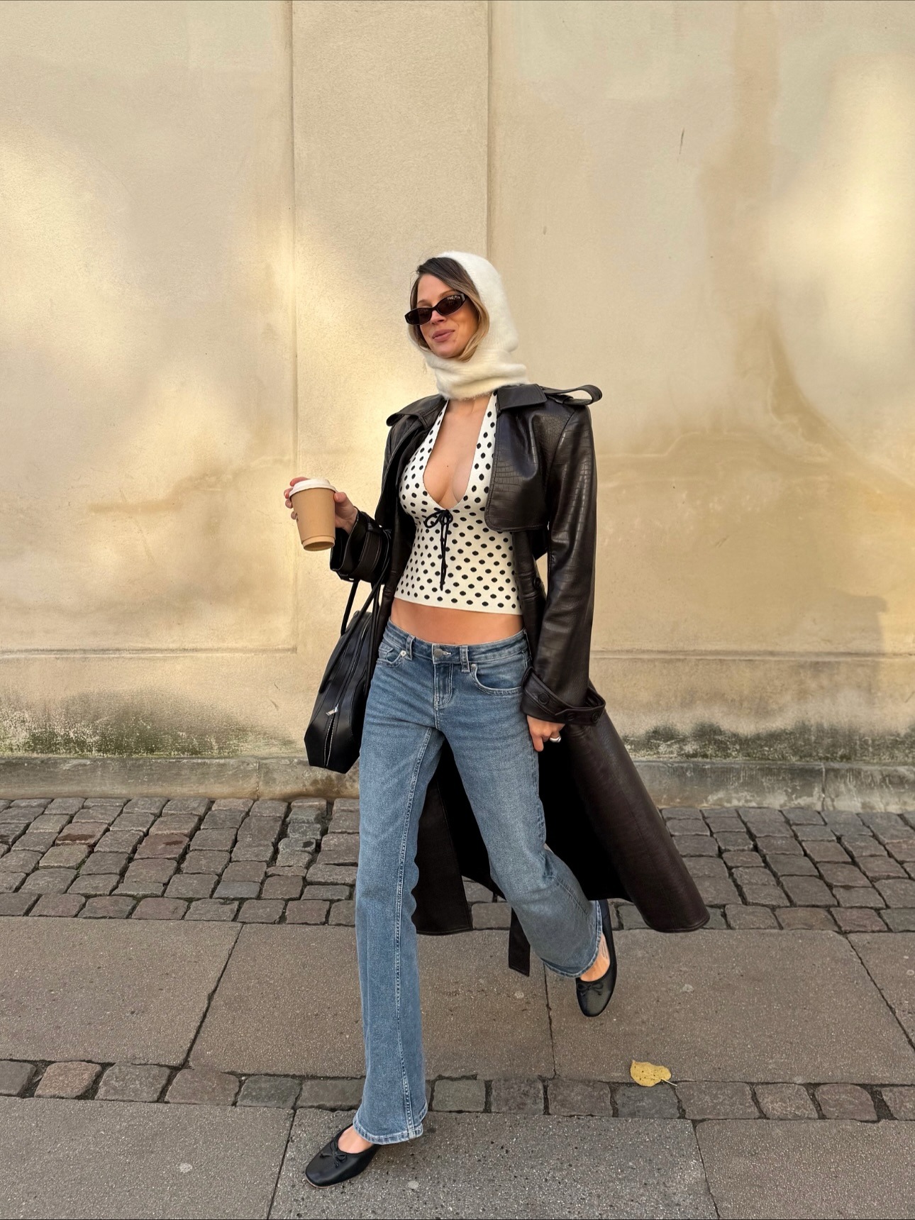 aktuelle Modetrends 2026 - Jeans Bluse mit kleinen Punkten und Ledermantel 