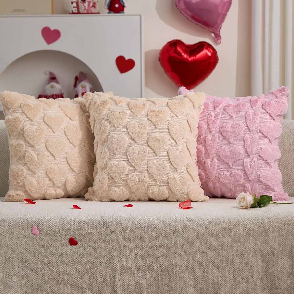 das Schlafzimmer mit Luftballons und Rosenblättern romantisch dekorieren 