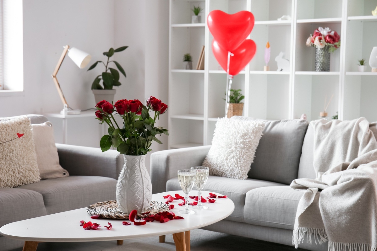 romantische Deko im Wohnzimmer- rote Rosen, Luftballons als Akzente
