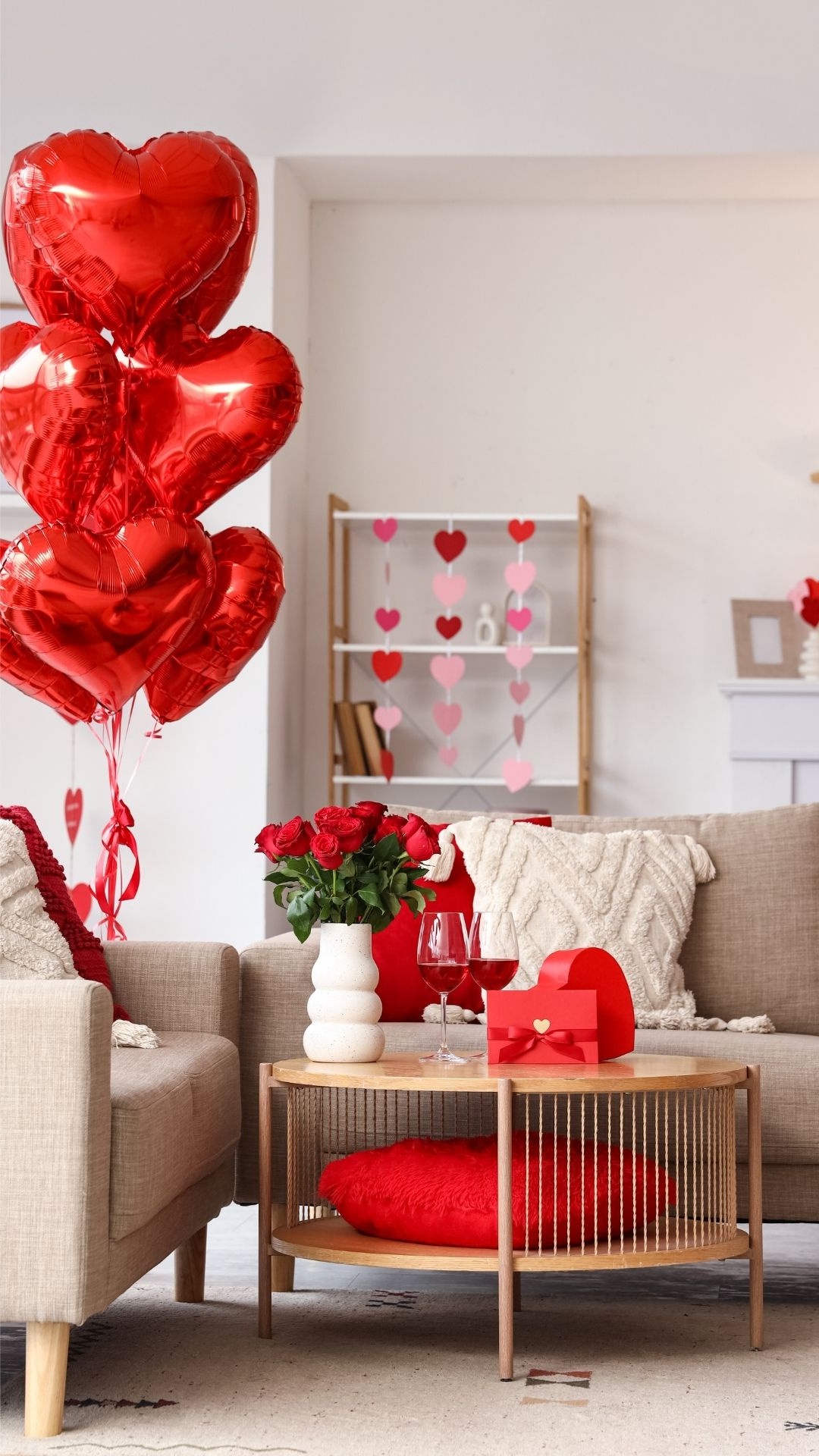 Rote Rosen in der Vase. rote Luftballons in Herzform 