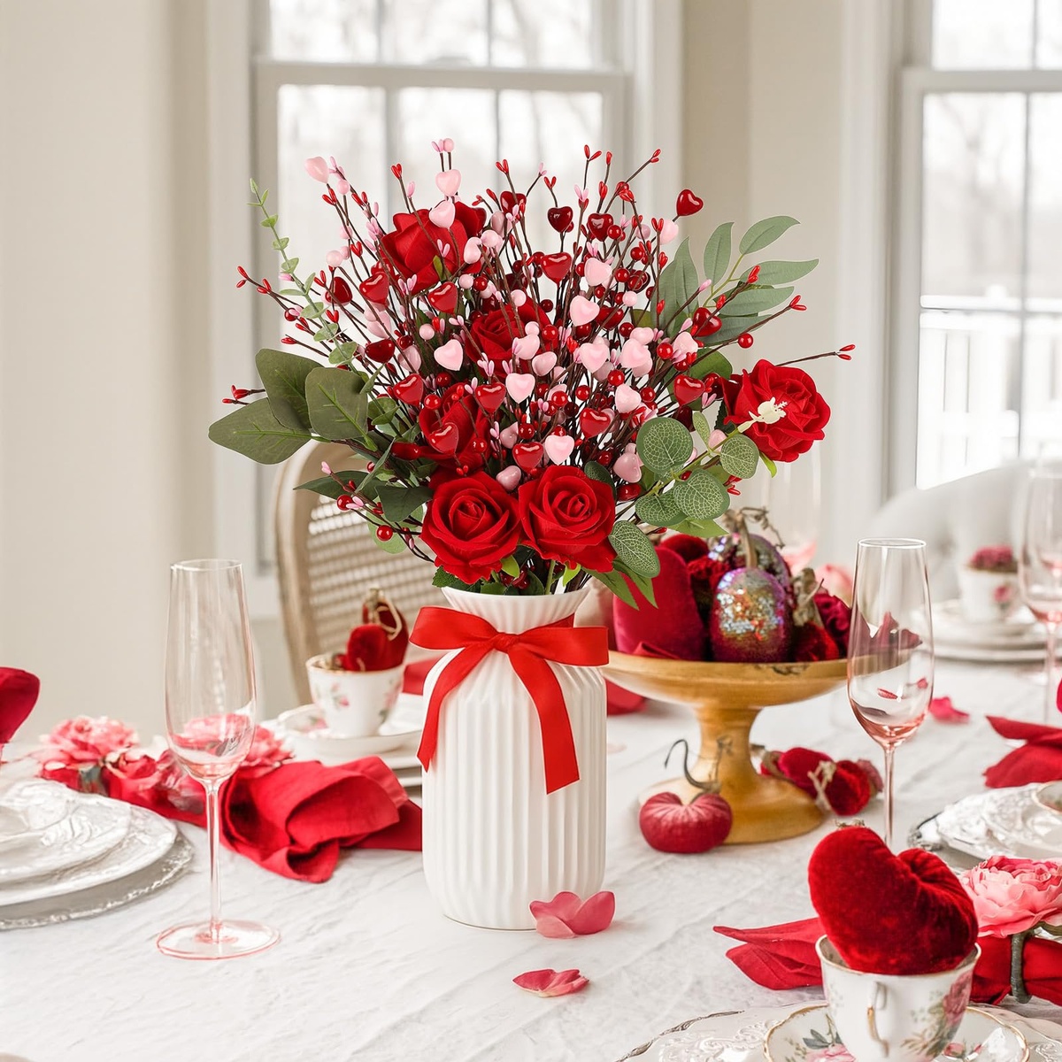 Esstisch zum Valentinstag festlich decken - rote Rosen und Herzen 
