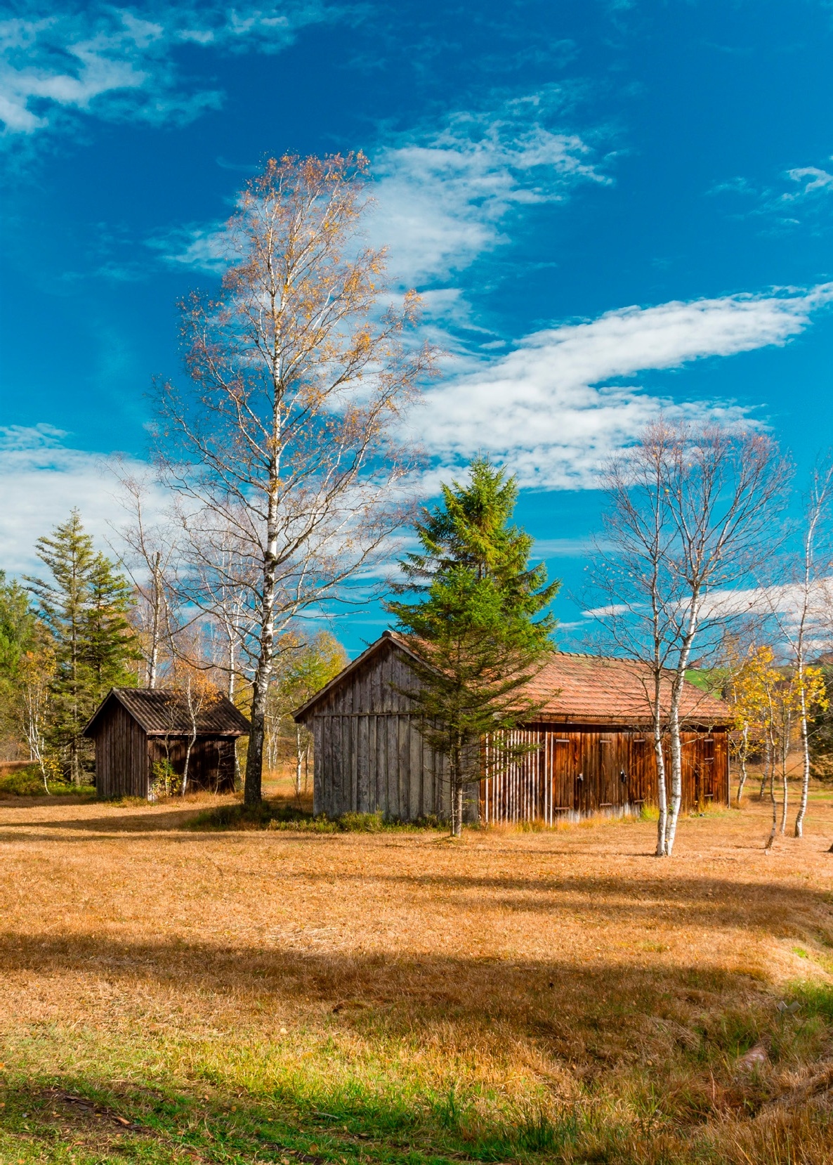 zwei kleine Gebäude auf dem Lande