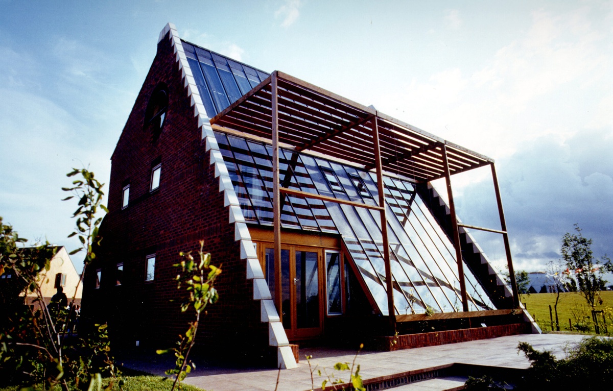 die ganze Frontseite dieses Hauses ist mit Photovoltaikanlage 