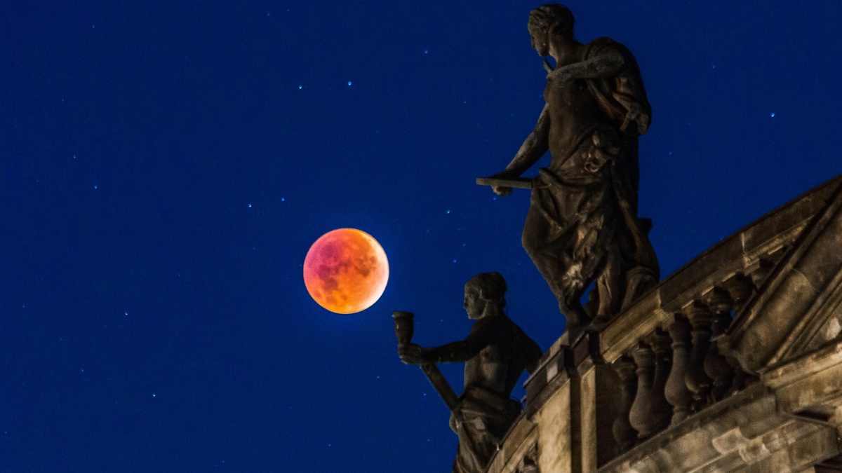 der rote Vollmond ist ein seltsames Phänomen