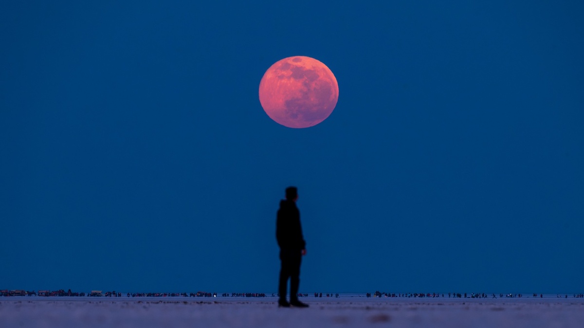 der Blutmond erhellt den Nachthimmel