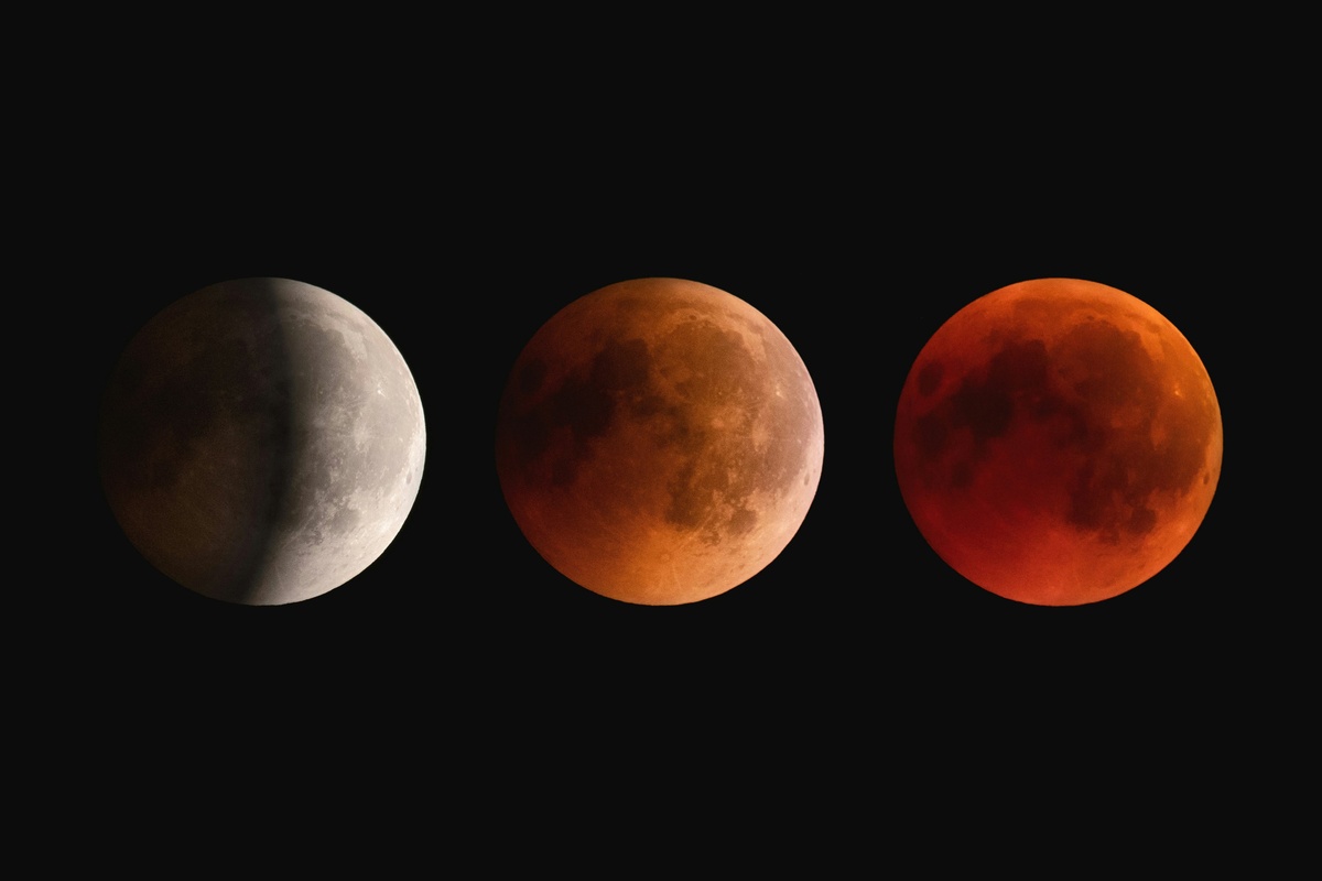 so wird allmählich die Mondoberfläche rötlich gefärbt 