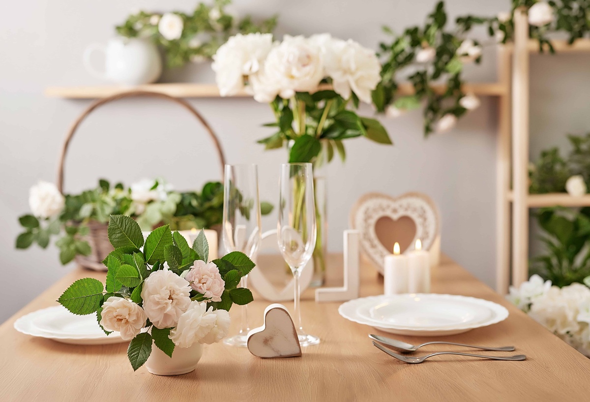 Tischdeko zum Valentinstag in Weiß - weiße Rosen, weiße Kerzen 