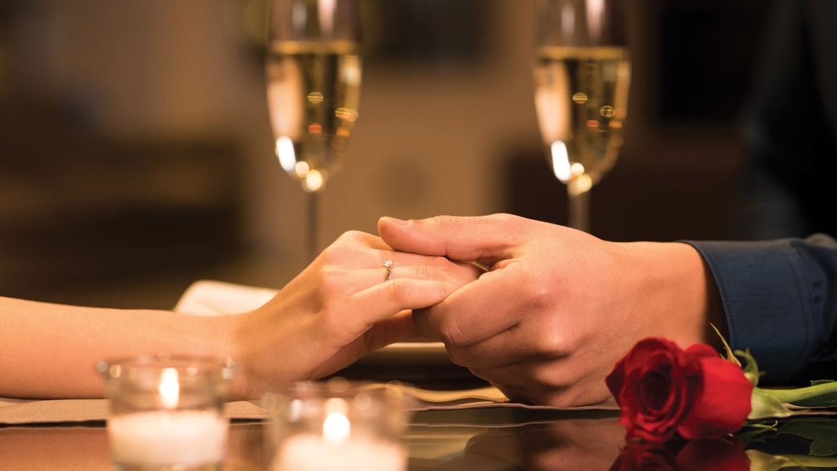 magische Atmosphäre beim Candle-Light-Dinner am Valentinstag