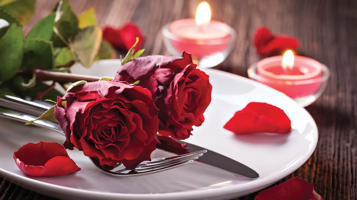 rote Rosen im Fokus der romantischen Tischdeko 