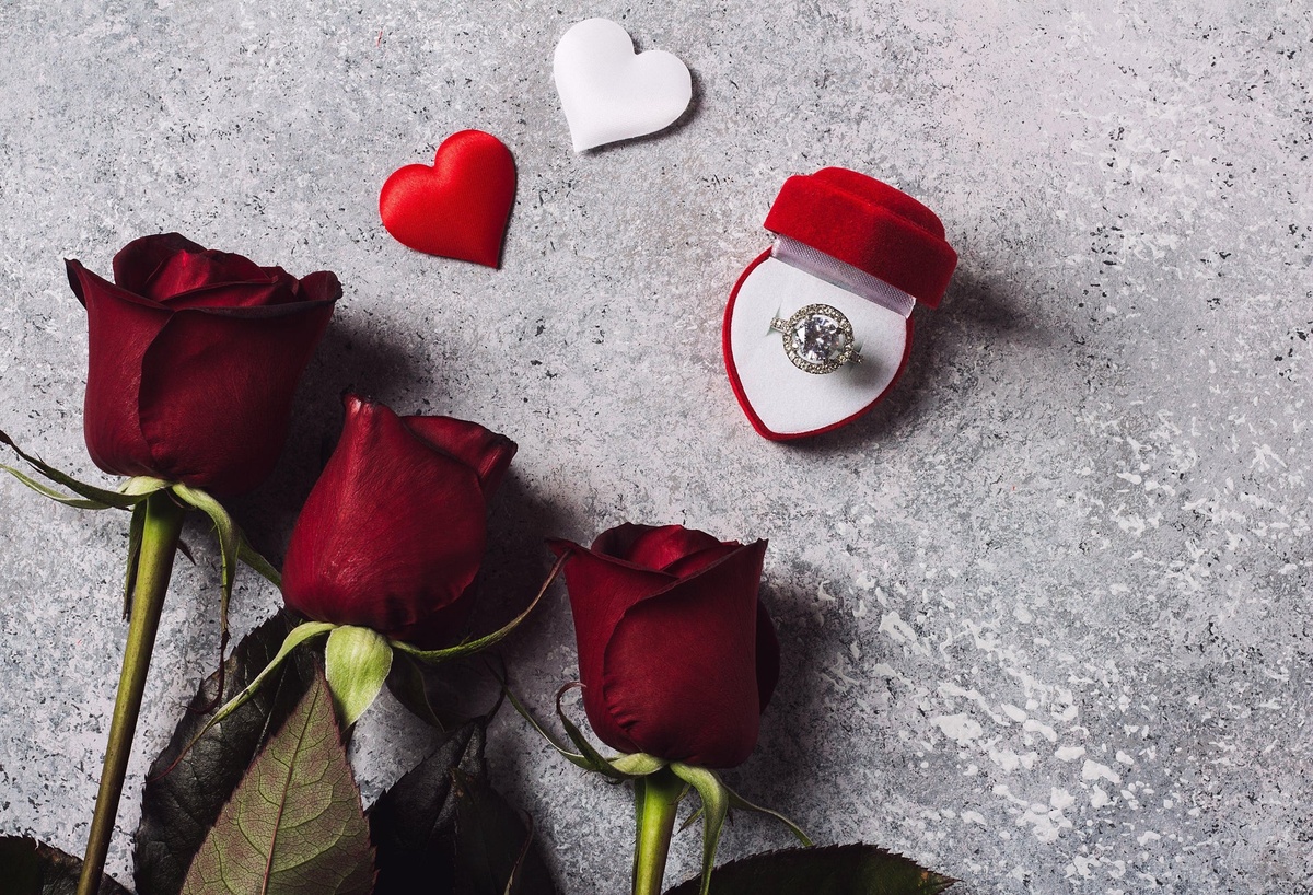 rote Rosen und Verlobungsring - Überraschung zum Valentinstag 