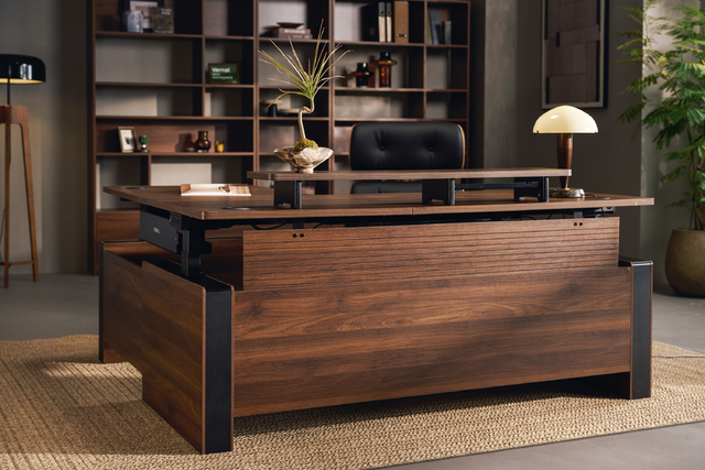 ein guter Schreibtisch aus massivem Holz im Homeoffice