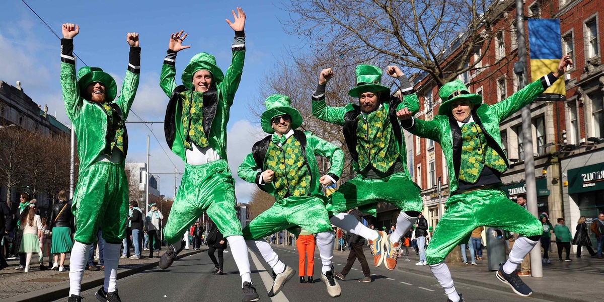 Männer tragen grüne Festkleidung am St. Patricks Day 