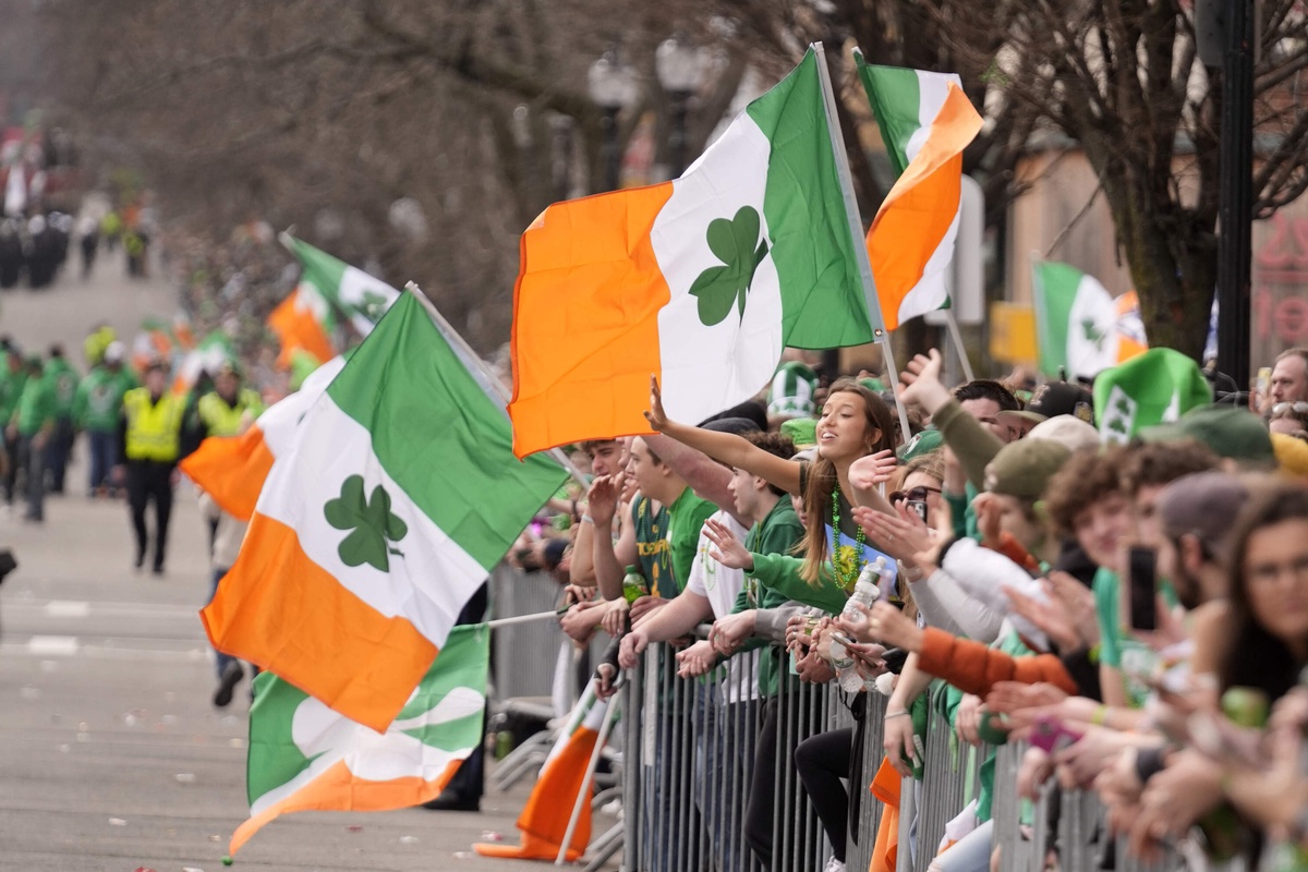 Nationalflaggen Irlands mit dem grünen Kleeblatt darauf 