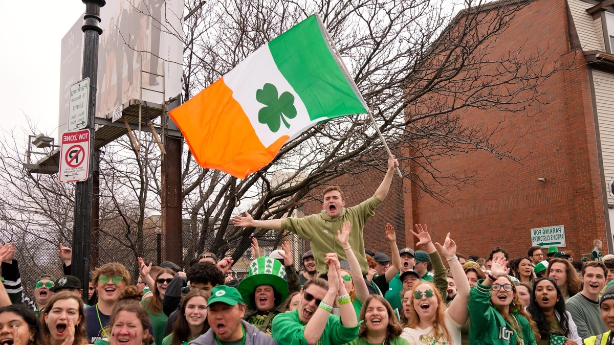 junge Menschen tragen die Nationalflagge Irlands 