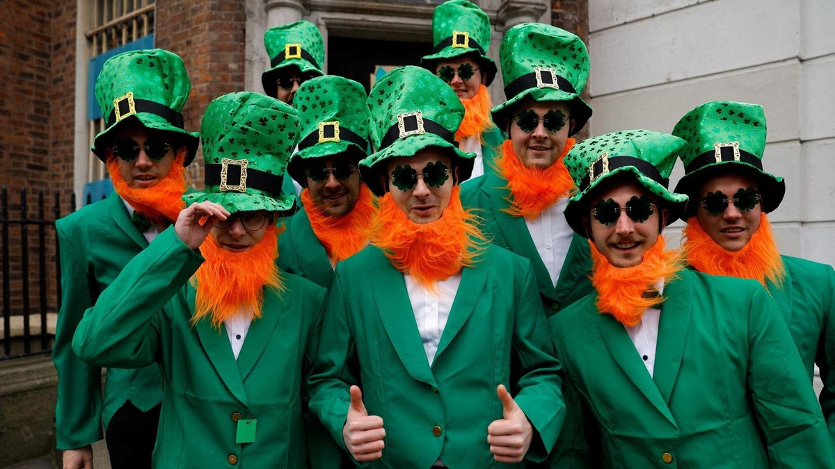 grün angekelidete Iren für die Parade am St. Patricks Day