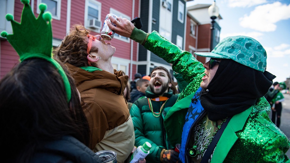 am St. Patricks Day trinken die Menschen viel Bier