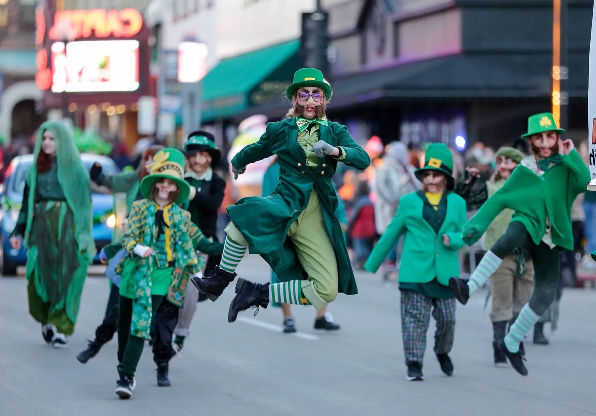 bei der Parade am St. Patricks Day wird getanzt 