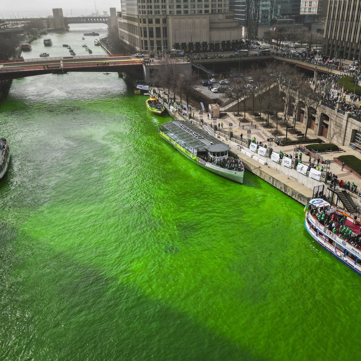 St. Patrick's Day - grün gefärbter Fluss in Irland 