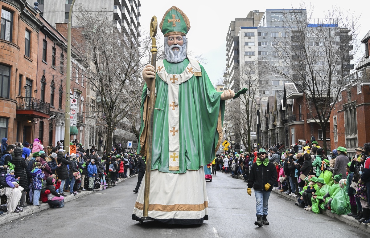 große Figur von St. Patrick auf der Straße 