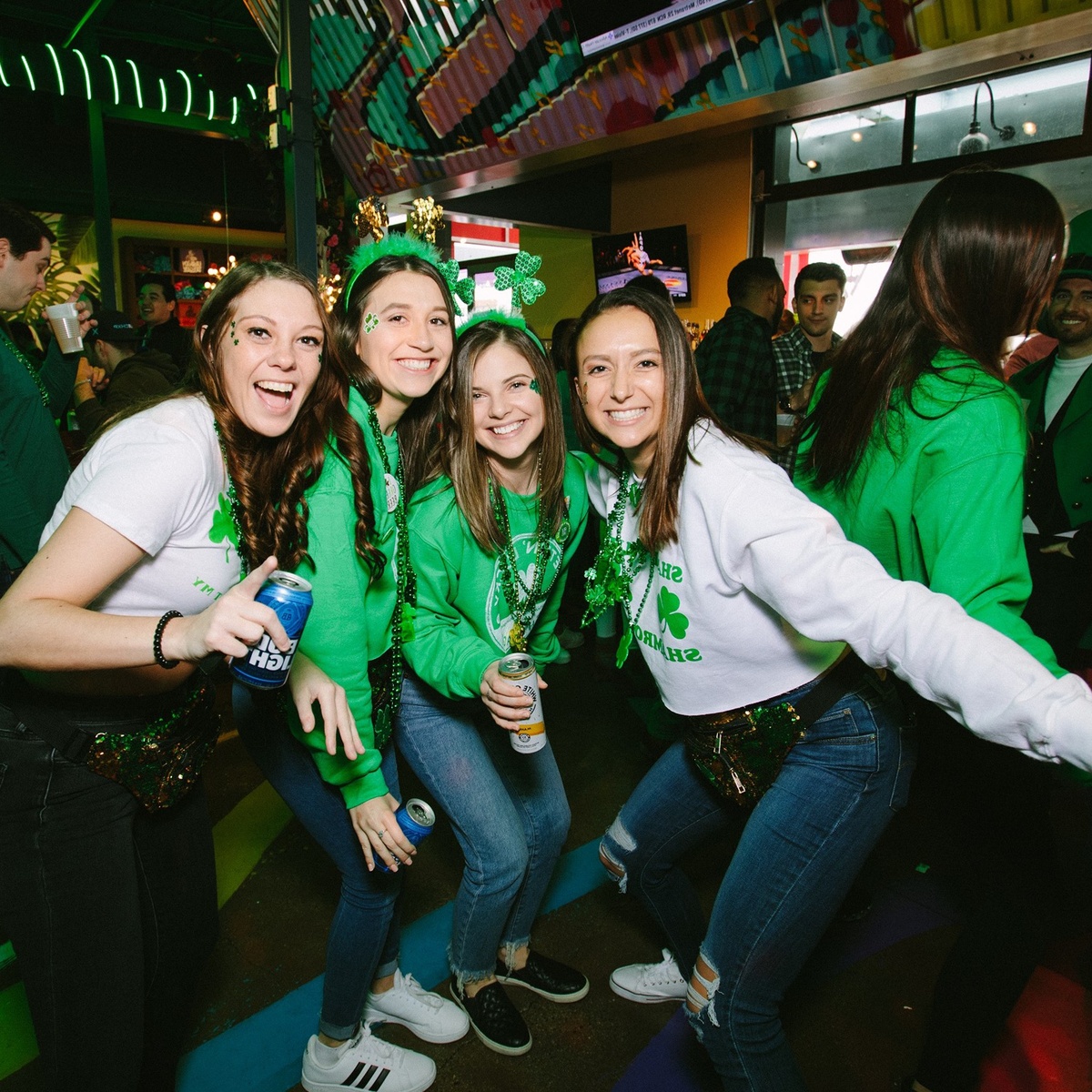 junge Mädchen feiern den St. Patricks Day 