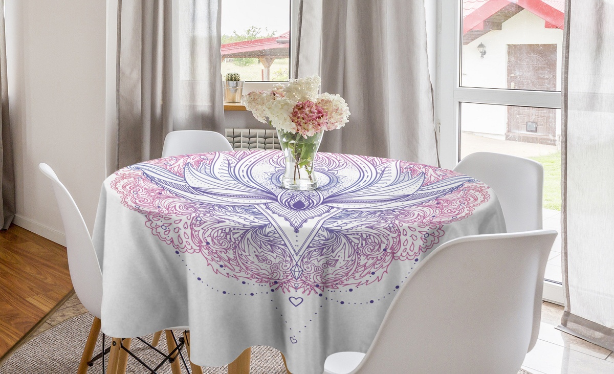 kleines Arrangement - Frühlingsblumen in Glasvase auf einem runden Tisch 