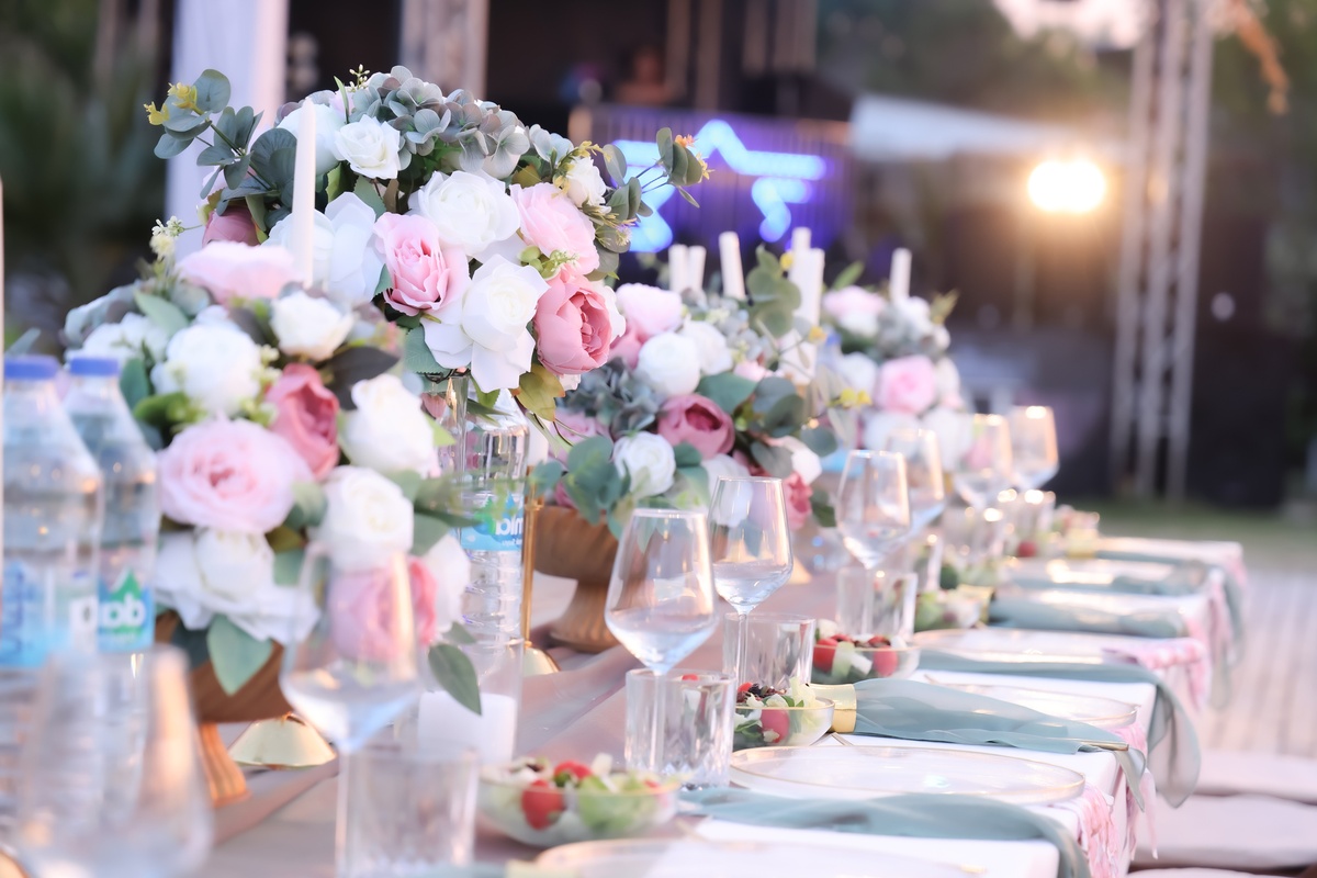 schöne Deko mit Frühlingsblumen auf dem festlich gedeckten Tisch