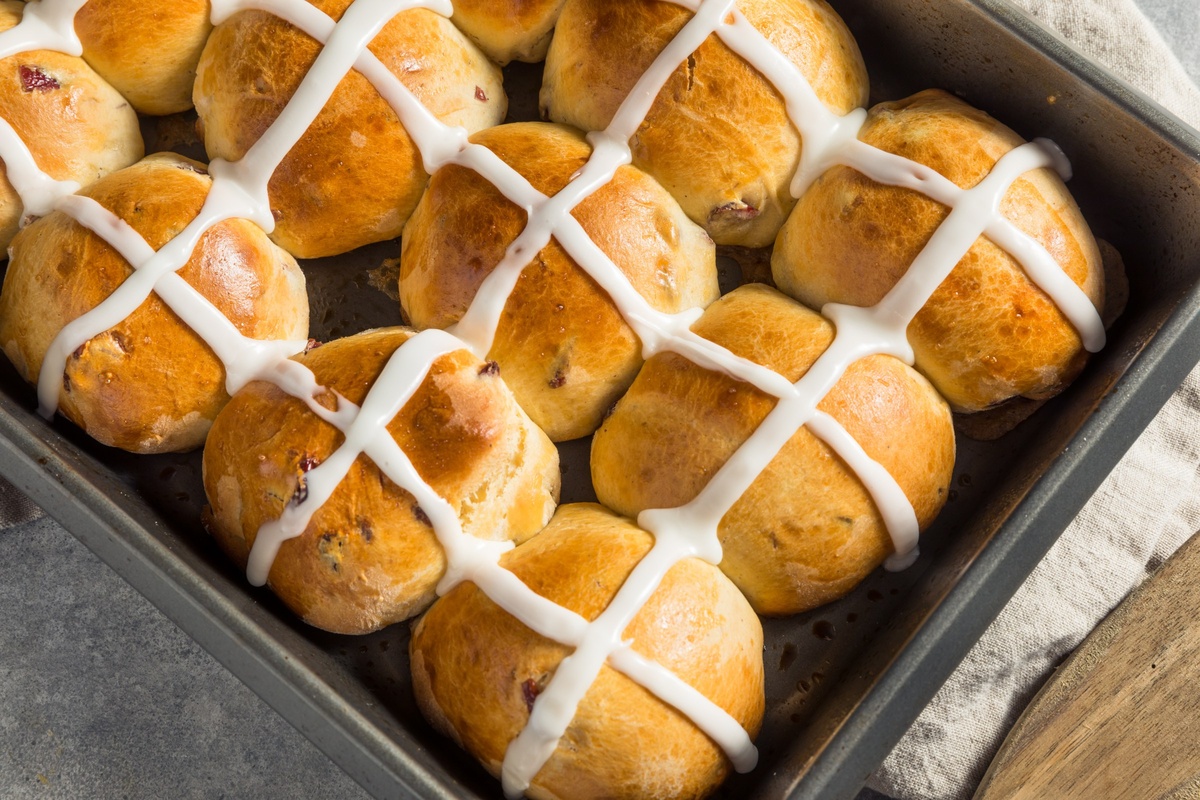 frisch gebackene hot cross buns - traditionelle Ostergerichte 