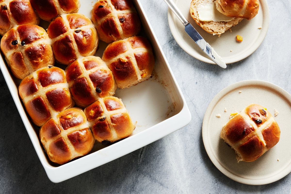 hot cross buns sind zu Ostern der Klassiker zum Nachmittagstee in Großbritannien 
