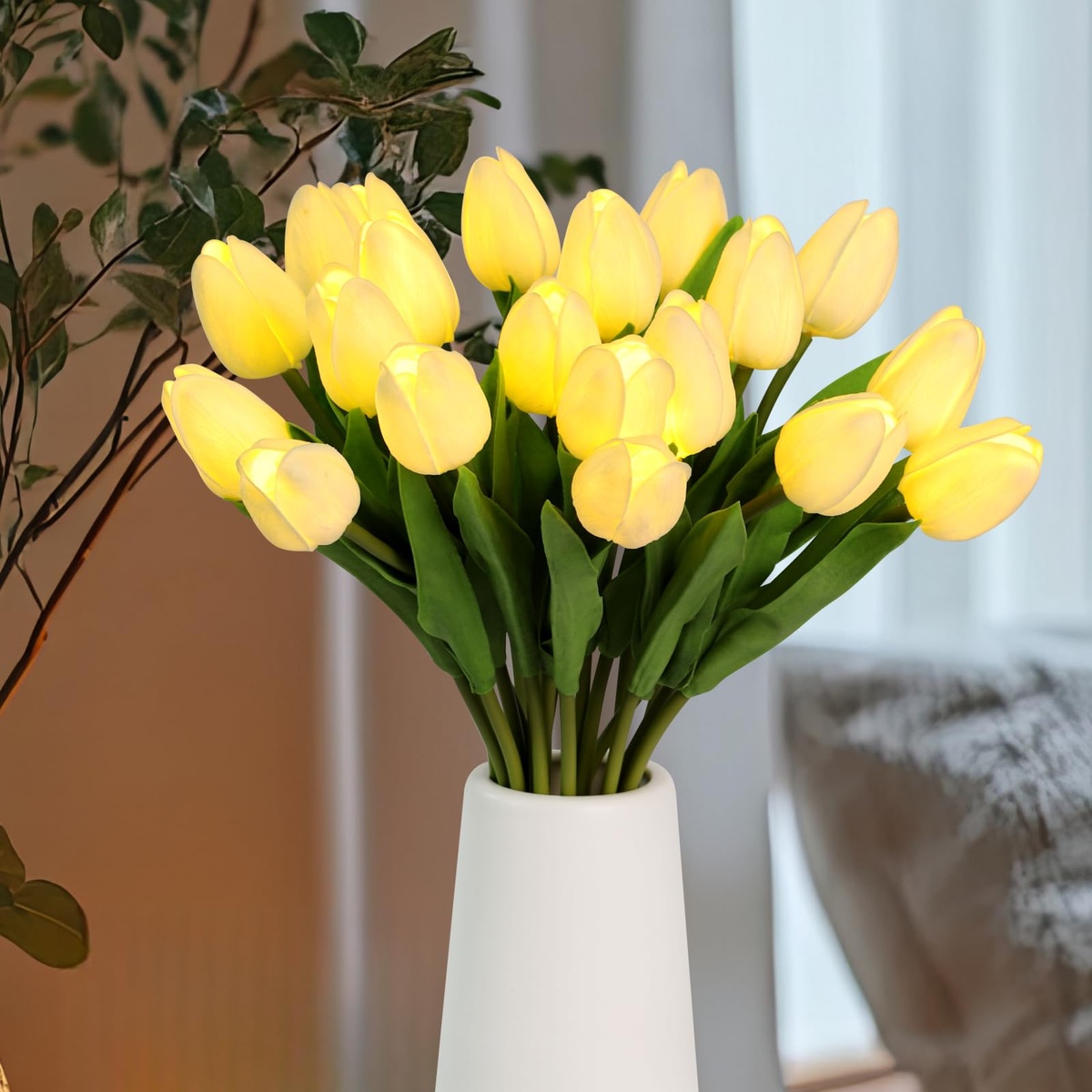 Deko mit Frühlingsblumen - gelbe Tulpen in Vase
