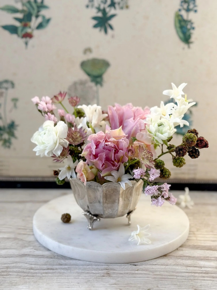 schöne Blumen in kleiner Vase