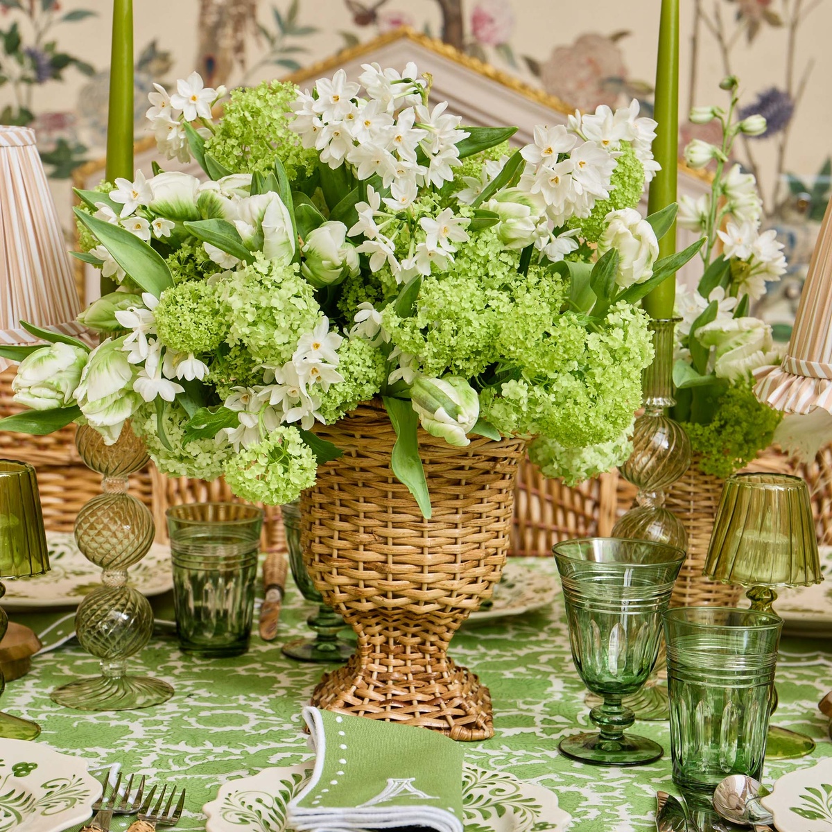 festliche Tischdeko in Grün und Weiß - Deko mit Frühlingsblumen