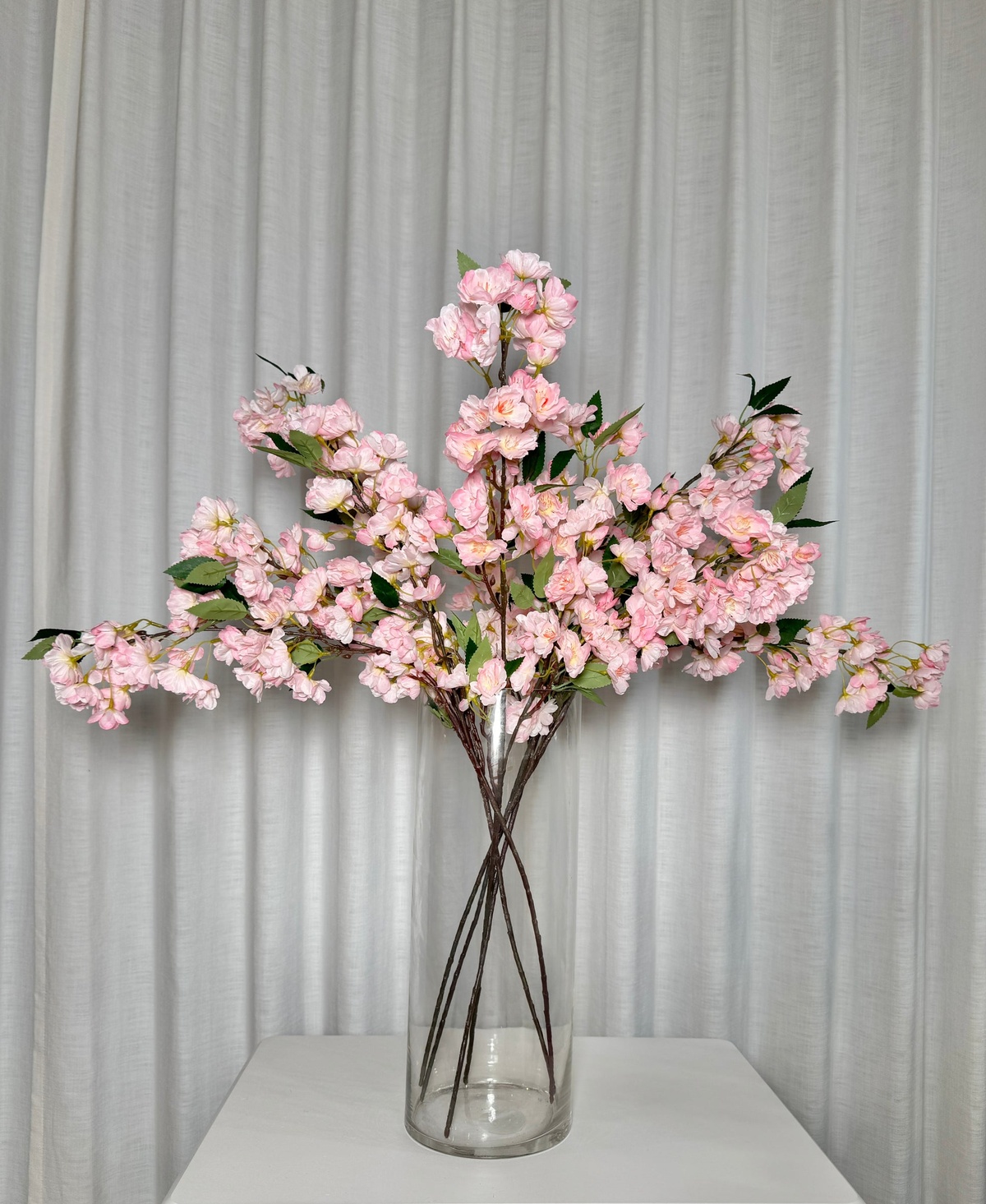 kreative Deko mit Frühlingsblumen - rosa blühende Zweige in Vase