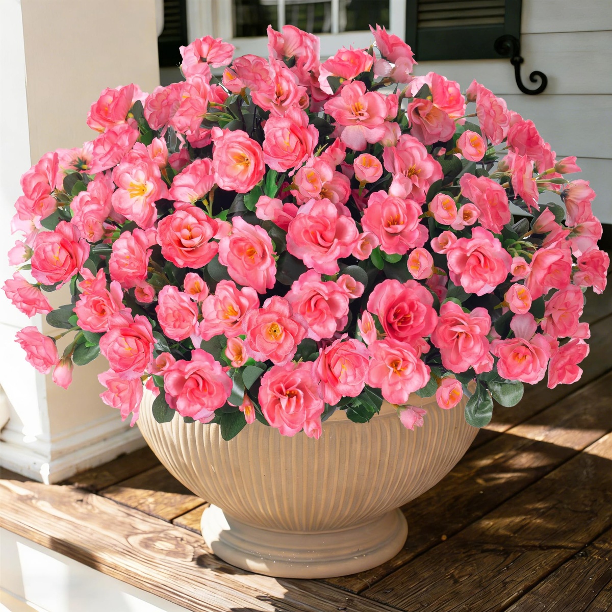 runder Topf mit blühenenden Blumen draußen auf der Terrasse