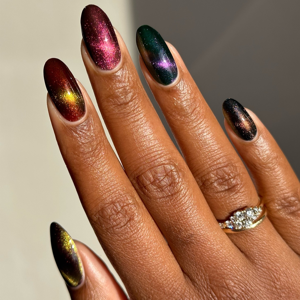 glänzende Maniküre in dunklen Farben