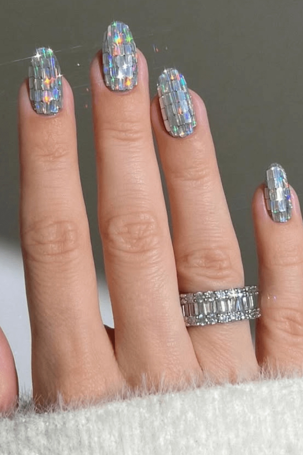 Blaugrau auf der Maniküre und viel Glanz