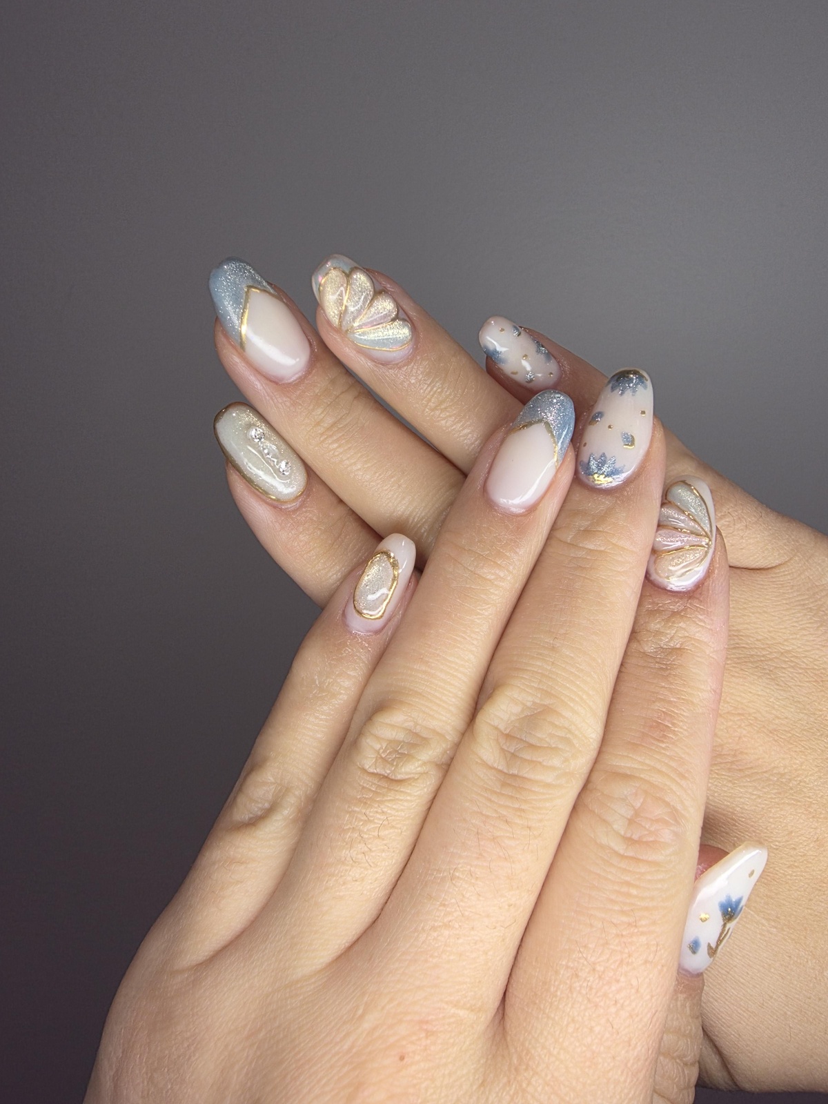 maniküre 2026 in zarten Farben und mit Verzierung