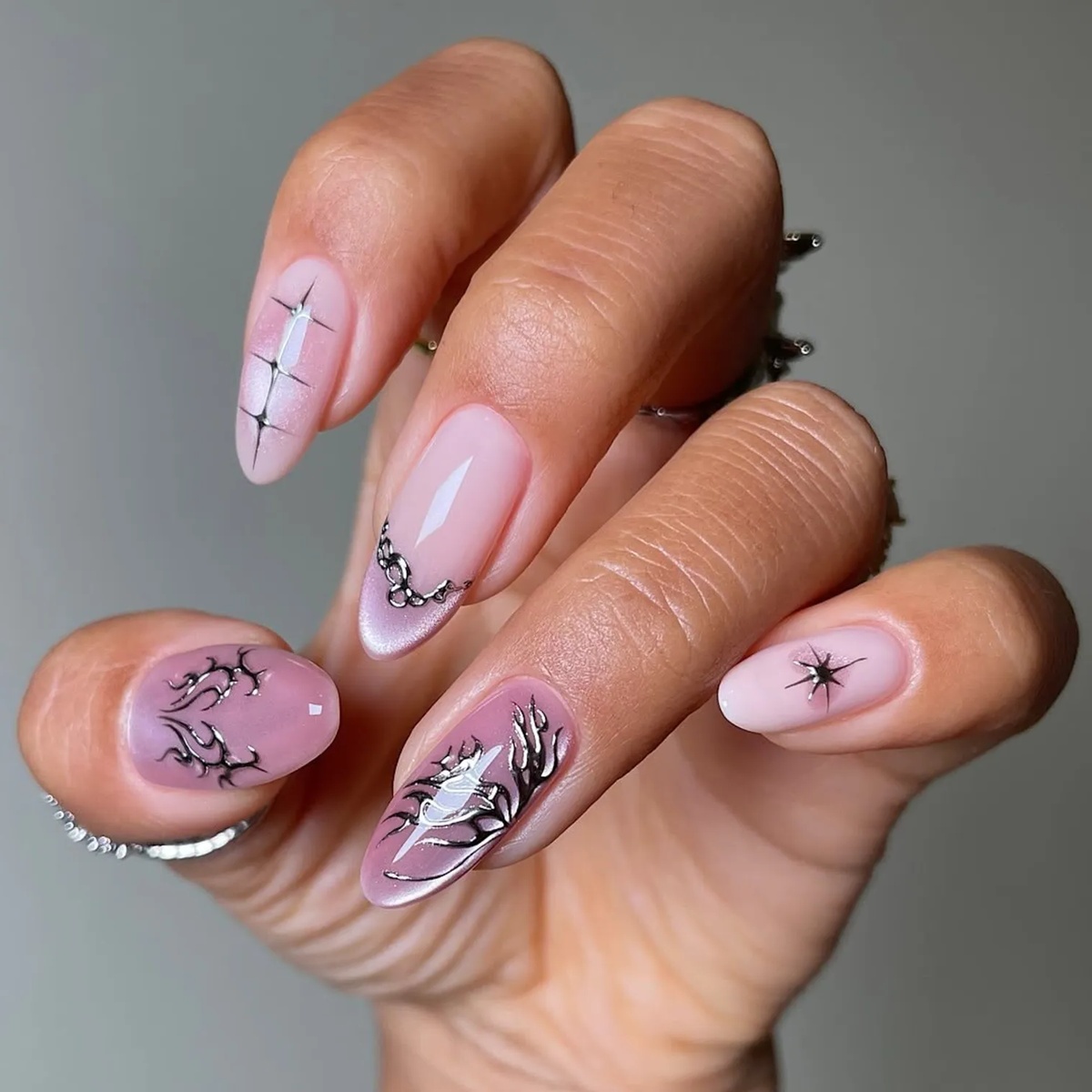 rosa Maniküre 2026 mit Metallverzierungen