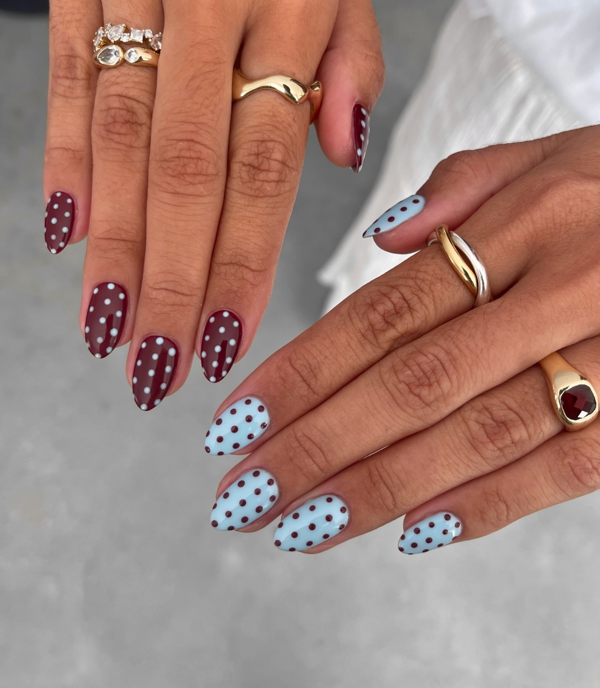 moderne Maniküre mit Pünktchen