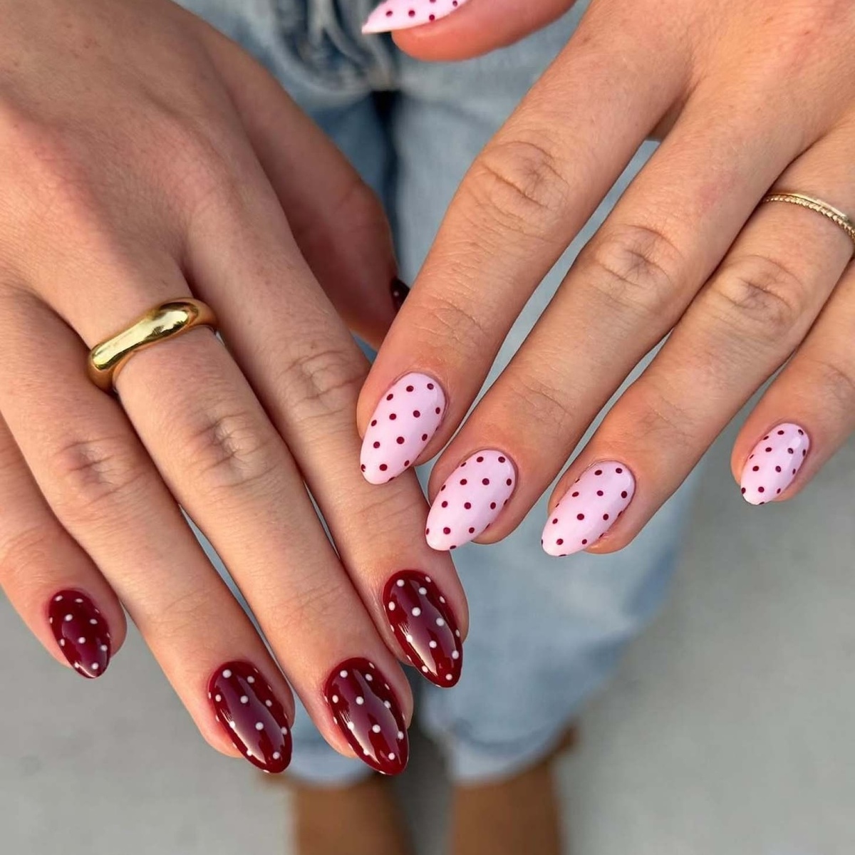 zarte Maniküre in Rosa und Weinrot mit Pünktchen