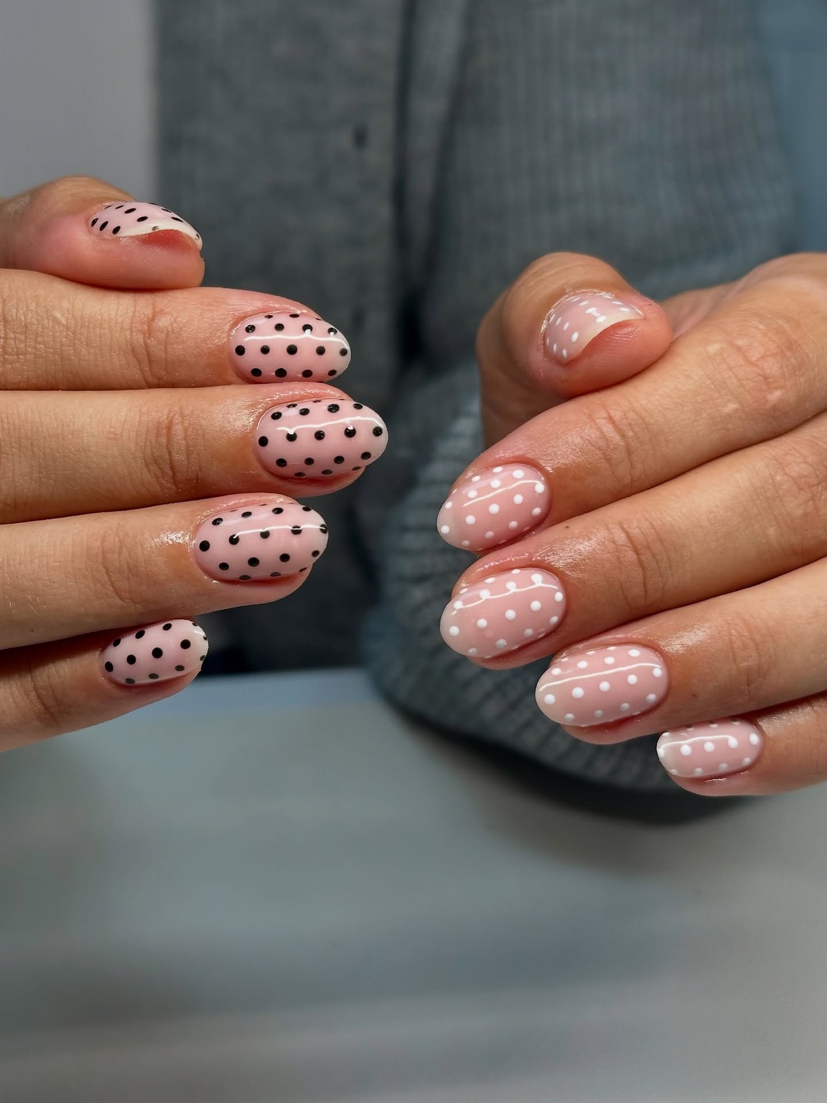 Maniküre 2026 in Rosa mit Pünktchen